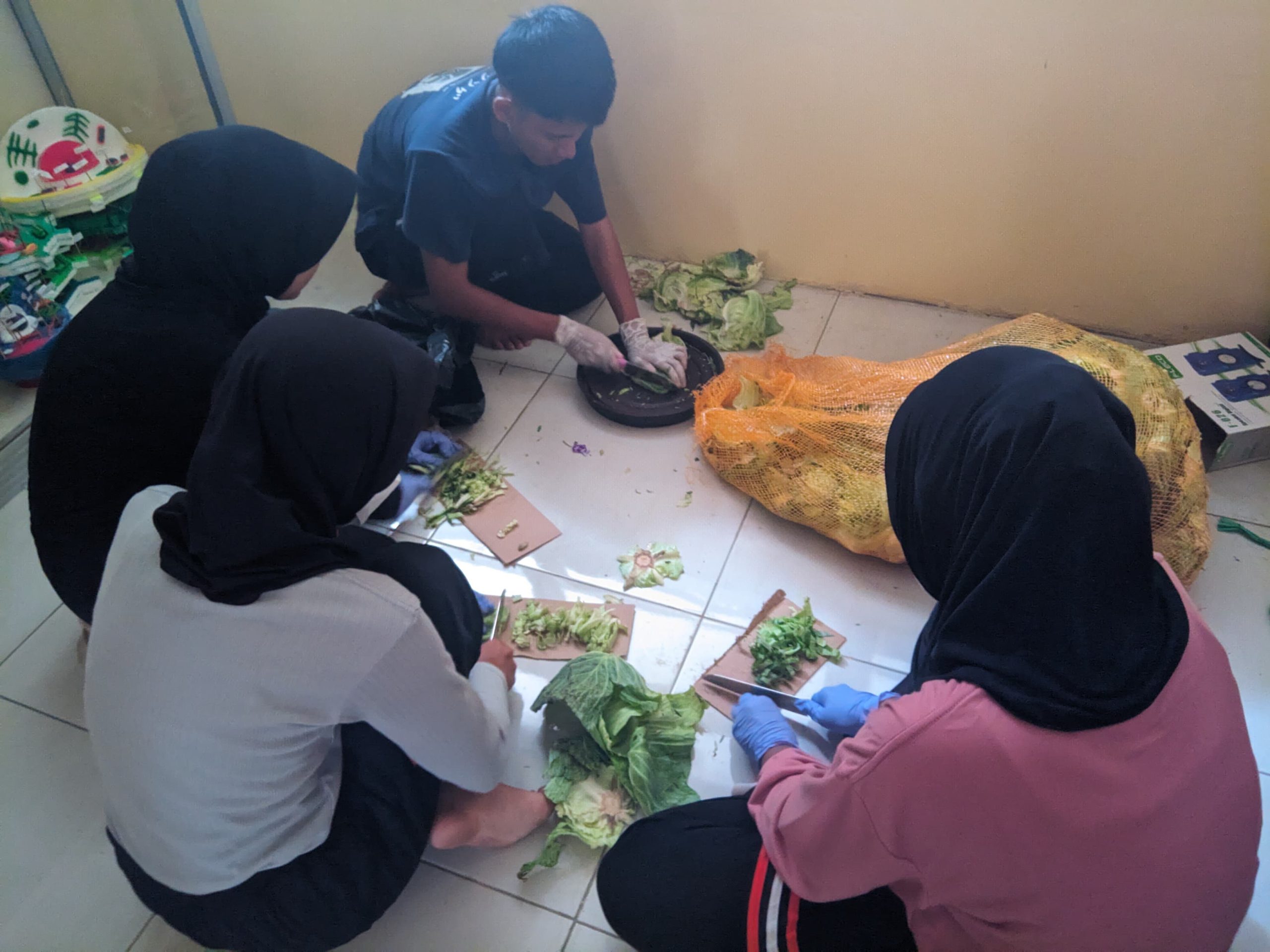 Tim Kompetisi Sekolah SMAN1 Pangandaran membuat Bioelixir dan Biopestisida dari Limbah Dapur