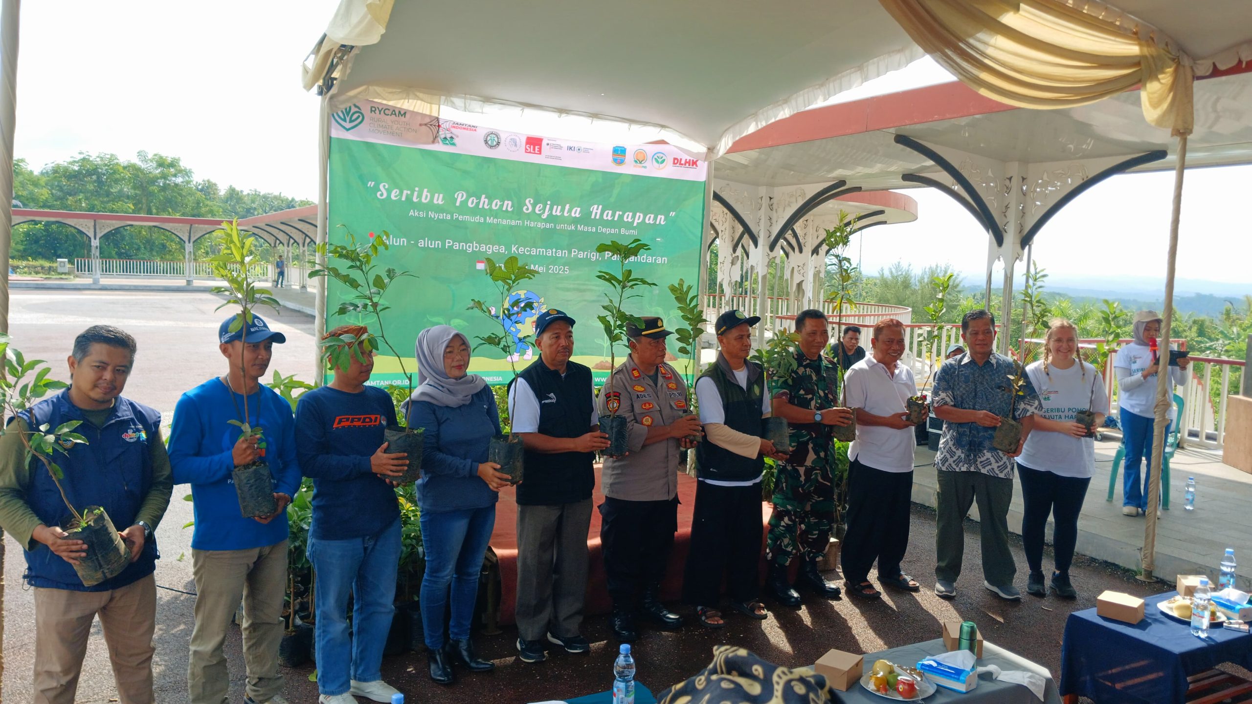 Tim JAMTANI–RYCAM menyerahkan bibit pohon secara simbolis kepada Wakil Bupati Pangandaran dan jajaran dalam aksi “Seribu Pohon Sejuta Harapan”.
